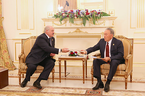 Лукашенко передал Назарбаеву копии документов для мемориального комплекса жертв политрепрессий