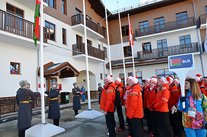 Флаг Беларуси поднят в Олимпийской деревне в Сочи