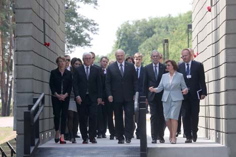 Лукашенко с президентами Германии и Австрии посетил мемориальный комплекс 