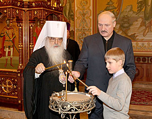 Александр Лукашенко зажег рождественскую свечу в Храме-памятнике в честь Всех Святых