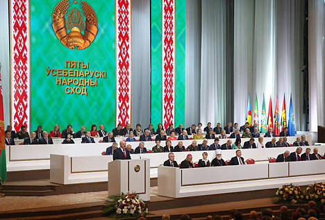 Лукашенко видит Беларусь через пять лет окрепшей и процветающей