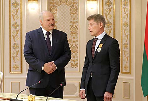 Лукашенко наградил орденом Почета губернатора Приморского края России Олега Кожемяко