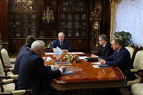 Лукашенко поручил в течение полугода навести порядок в системе подготовки футболистов
