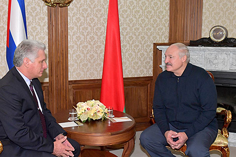 Лукашенко проводил в аэропорту Президента Кубы, а сам улетел в Казахстан