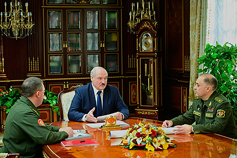 Лукашенко представили переработанный план применения совместной группировки войск Беларуси и России