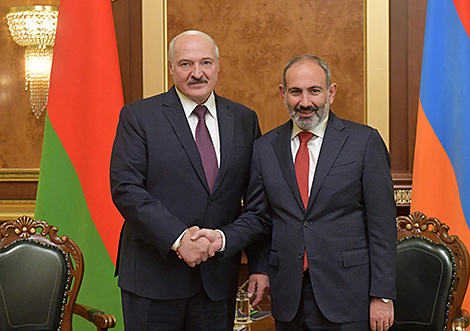 Лукашенко обсудил с Пашиняном белорусско-армянское сотрудничество, поздравил с днем рождения и пожелал выздоровления