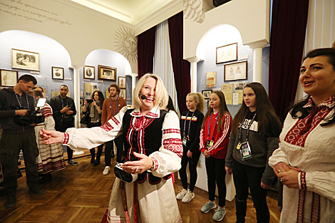 Лукашенко поздравил коллектив литературного музея Янки Купалы с 75-летием учреждения