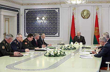 Лукашенко: в Беларуси не стоит выбор между исключительно контрактной или срочной службой в армии