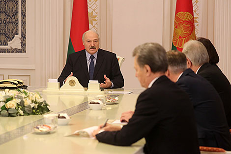 Лукашенко ответил на упреки в том, что Беларусь заправляет украинские танки