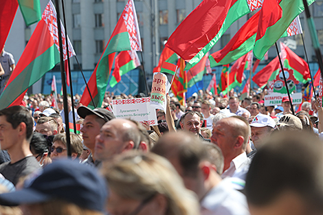 Лукашенко - гражданам: не толкайте людей к противостоянию, не позорьте страну