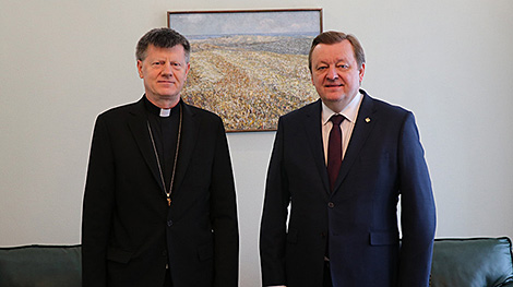 Алейник и апостольский нунций обсудили ситуацию в регионе и урегулирование украинского конфликта