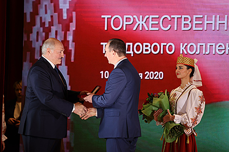 Лукашенко вручил БНТУ орден Трудовой Славы и госнаграды сотрудникам вуза