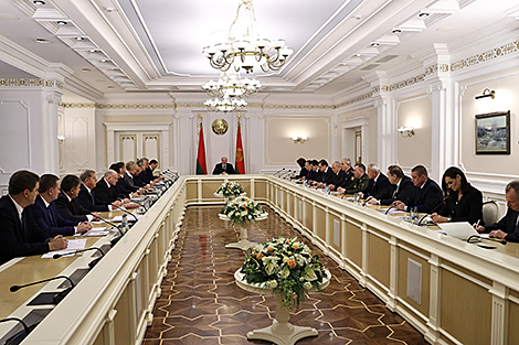 Лукашенко проводит совещание по актуальным вопросам