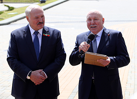 Мезенцев подарил Лукашенко первый экземпляр книги о раритетах времен ВОВ из музеев Беларуси и России