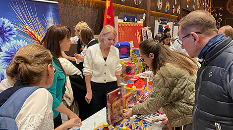 Белорусские игрушки и шоколад. Посольство Беларуси приняло участие в благотворительном базаре в Анкаре