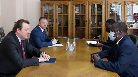 Первый замглавы МИД Беларуси обсудил с послом Уганды формирование договорно-правовой базы