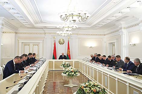 Лукашенко поручил активизировать работу по решению визовых вопросов с ЕС и Россией