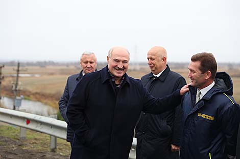 Лукашенко поручил наградить участвовавших в реконструкции моста через Припять