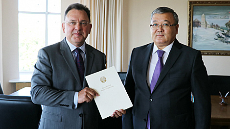 Новый посол Казахстана вручил копии верительных грамот в МИД Беларуси