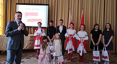 Minsk students meet with Polish ambassador