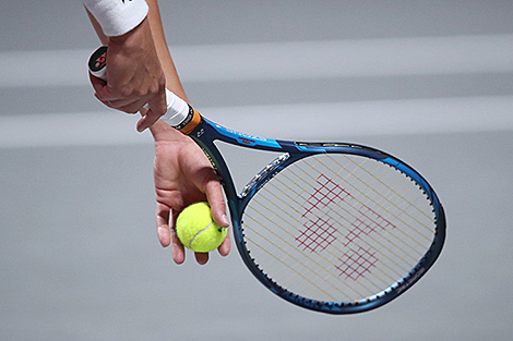 Azarenka eases to Australian Open round two