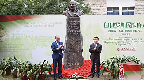Yakub Kolas sculpture unveiled in Tianjin Foreign Studies University