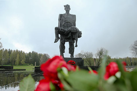Belarusian media chiefs pay homage at Khatyn war memorial