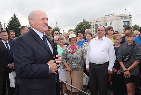 Lukashenko talks to Kostyukovichi residents, explains reasons for coming