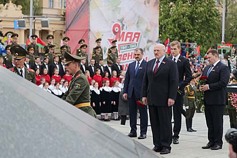 Lukashenko lays wreath at Victory Monument in Minsk