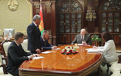 Lukashenko: Manufacturers could help struggling agricultural companies
