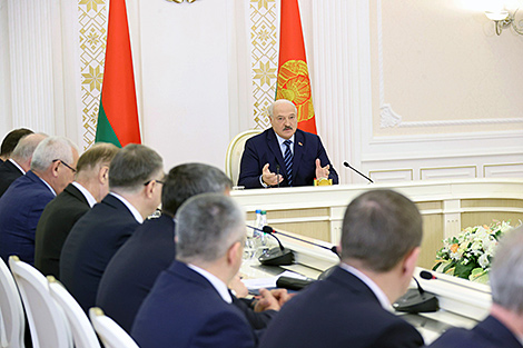 Lukashenko cautions government against misreporting, lying