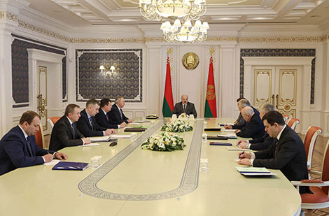 Lukashenko dwells on return of Belarusians from abroad, criticizes irresponsible tourists