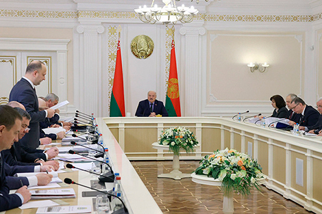Lukashenko calls for immediate response to attempts to withdraw capital from Belarus