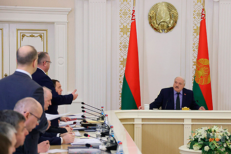 Lukashenko explains import substitution using McDonald’s withdrawal as example