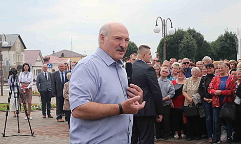 Belarus president pleasantly surprised by Ivye, town residents