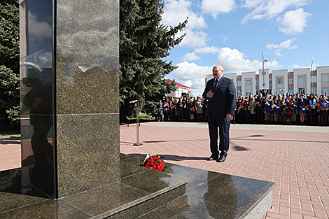 Lukashenko pays tribute to Chernobyl cleanup workers