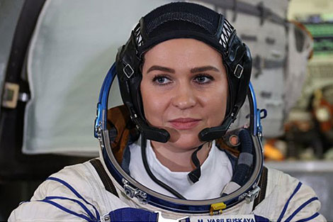 Belarusian Vasilevskaya taking exam on Soyuz MS spacecraft simulator