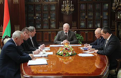 Lukashenko urges to finish harvest campaign in Belarus by 7 November