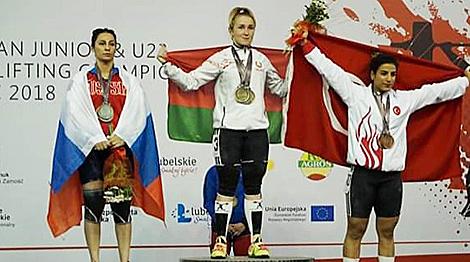 Белорусская тяжелоатлетка Анастасия Михаленко завоевала золото на молодежном ЧЕ в Польше