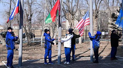 Василевская и Ленкова подняли флаг Беларуси на космодроме Байконур