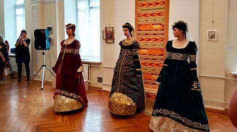 Выставка авторских коллекций сценических костюмов Натальи Смоляк открылась в Минске