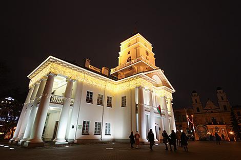 Минчан с 25 декабря приглашают на театрализованные шоу ко Дворцу спорта и городской ратуше