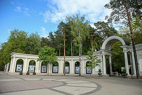 Фото раритетов Национального исторического музея украсили ограду минского парка Челюскинцев