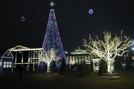 Новогодняя елка в Минске вошла в топ-10 самых высоких в СНГ