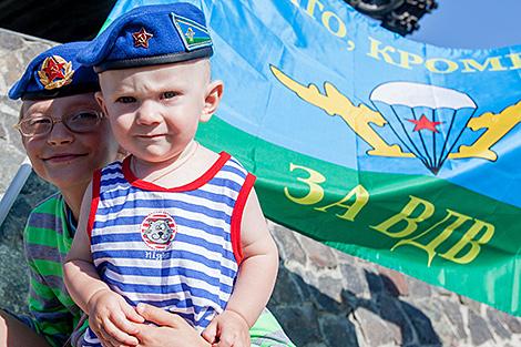 В Минске 1 августа организуют праздничную программу ко Дню десантников