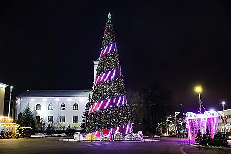 Файер-шоу, модный показ и подарки: в Бресте 16 декабря зажгут огни на главной елке