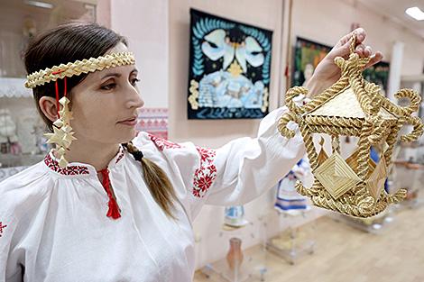 Около 300 работ 11 мастеров народных ремесел Витебского района представили на выставке в Витебске