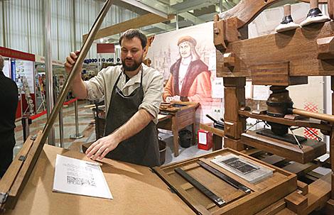 Печатный станок образца XVI века и оригинал издания Скорины представят на Минской книжной выставке