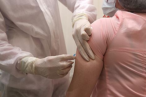 Первый компонент вакцины против COVID-19 в Беларуси получили более 3% населения