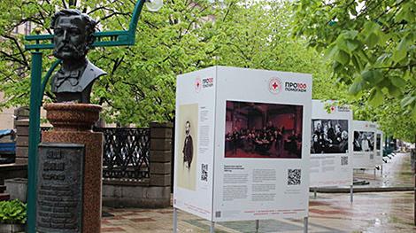 Уличная фотовыставка к столетию Белорусского Красного Креста открывается в Минске